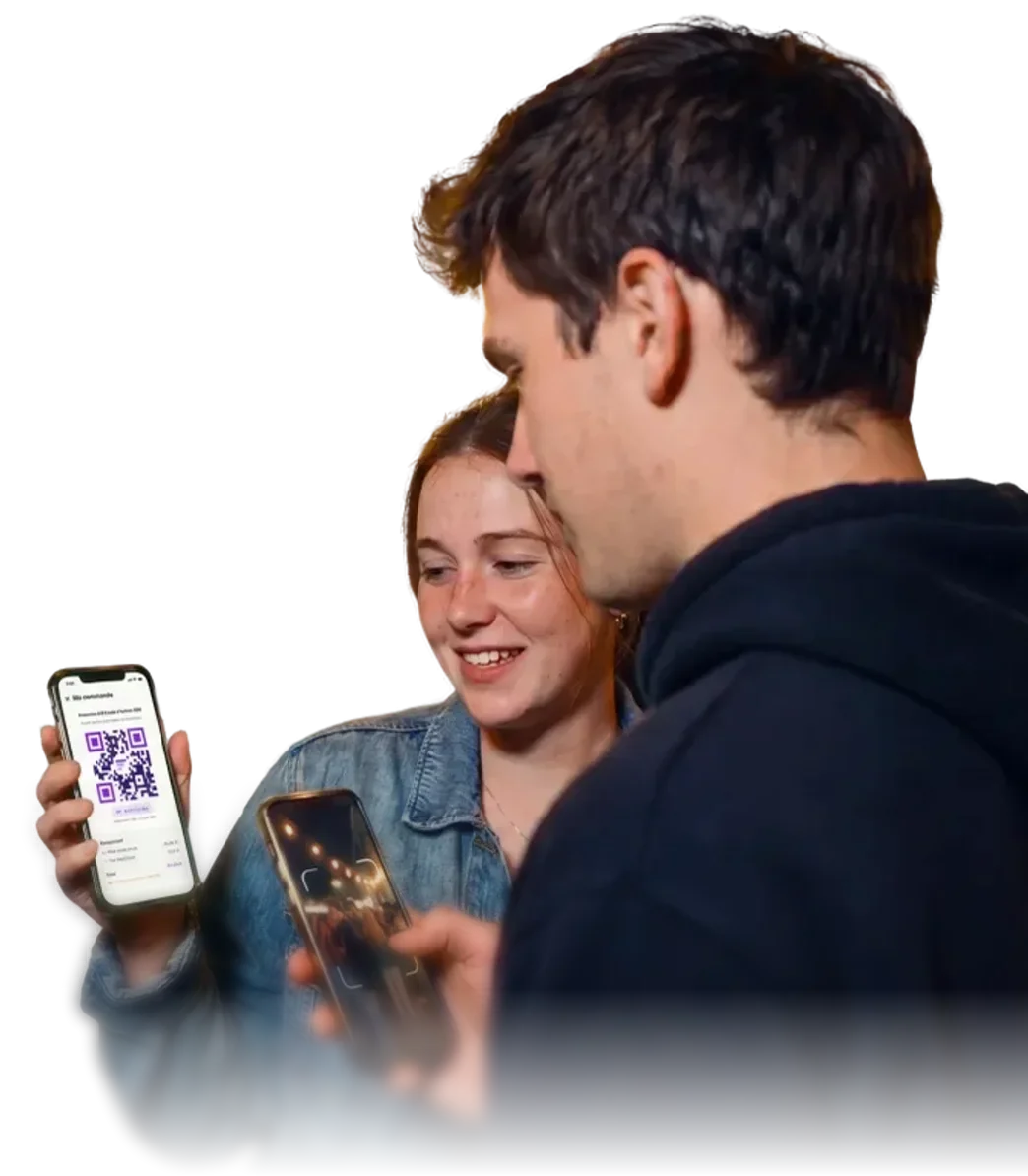 Des étudiants utilisent l'app BDEASY sur leur téléphone